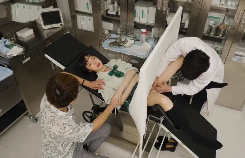 Em chồng say rượu đụ chị dâu ngay bên cạnh anh trai